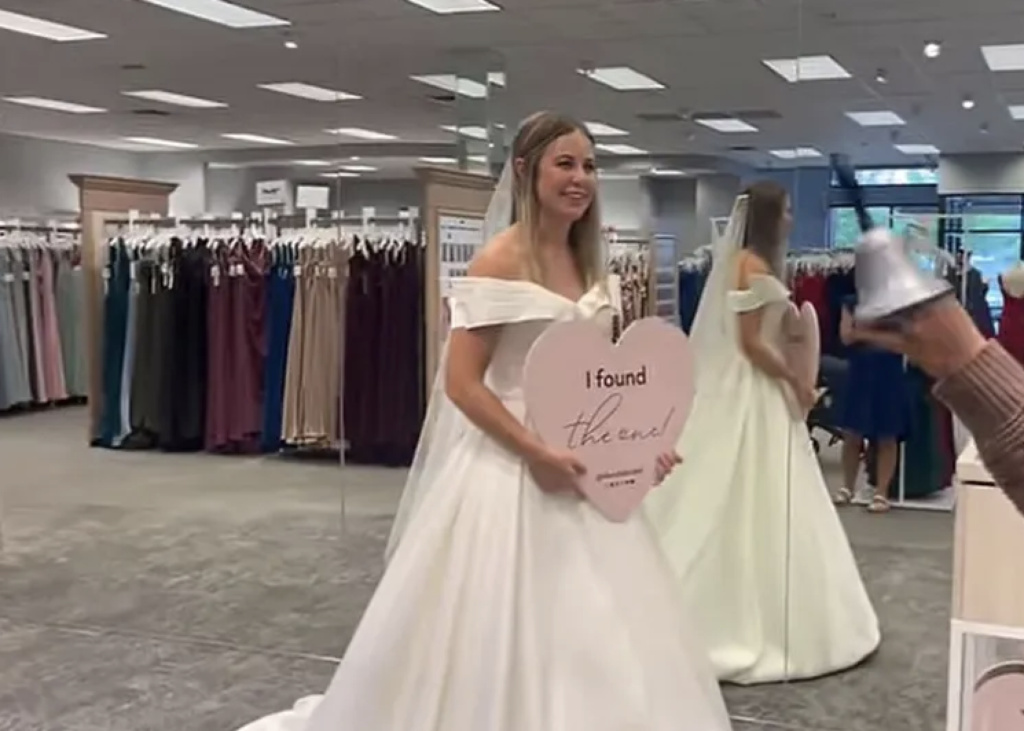 Jana Duggar tried on a shoulder-baring dress ahead of her wedding.