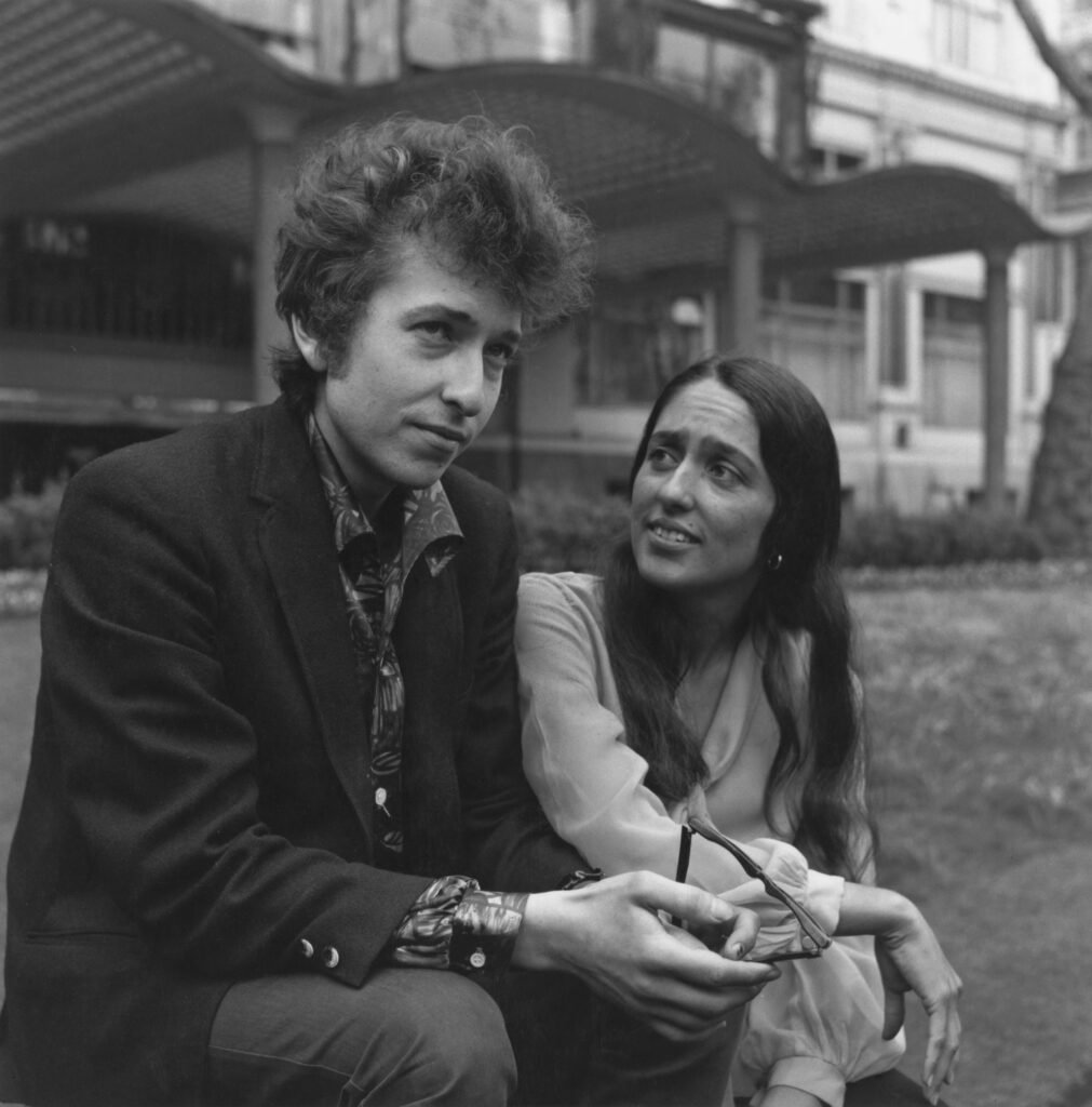 American electric folk hero Bob Dylan (born Robert Zimmerman) and singer, songwriter Joan Baez in Embankment Gardens, London.