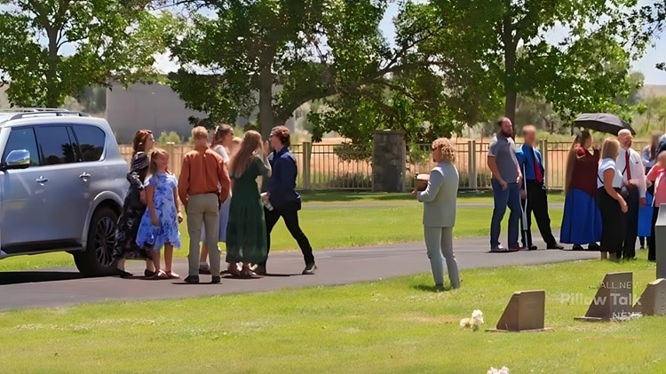 Sister Wives: Kody Brown Stands Alone At Garrison Brown's Funeral.