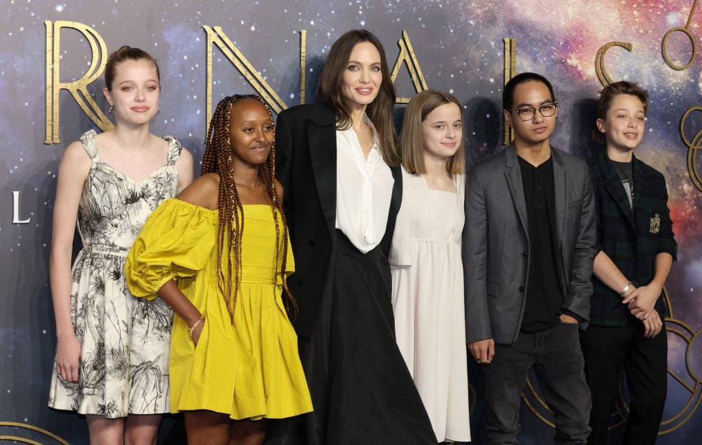 Shiloh Jolie, Zahara Jolie, Angelina Jolie, Vivienne Jolie, Maddox Jolie, and Knox in 2021.