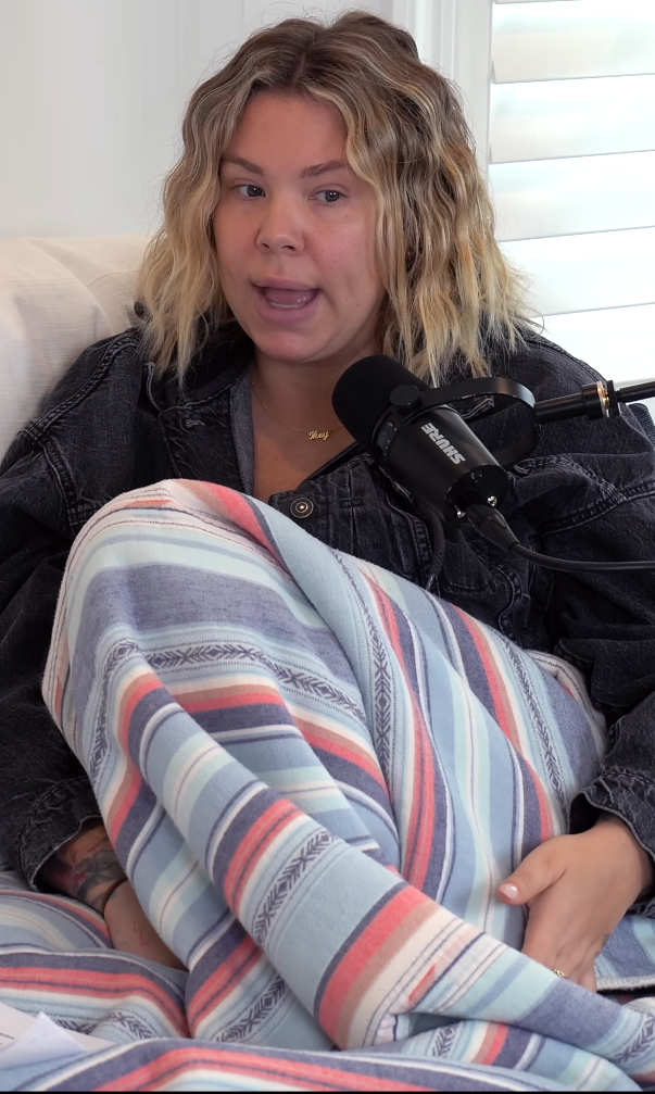 Kailyn Lowry wearing a blanket.