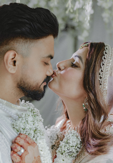 Hina Khan kisses husband Rocky Jaiswal